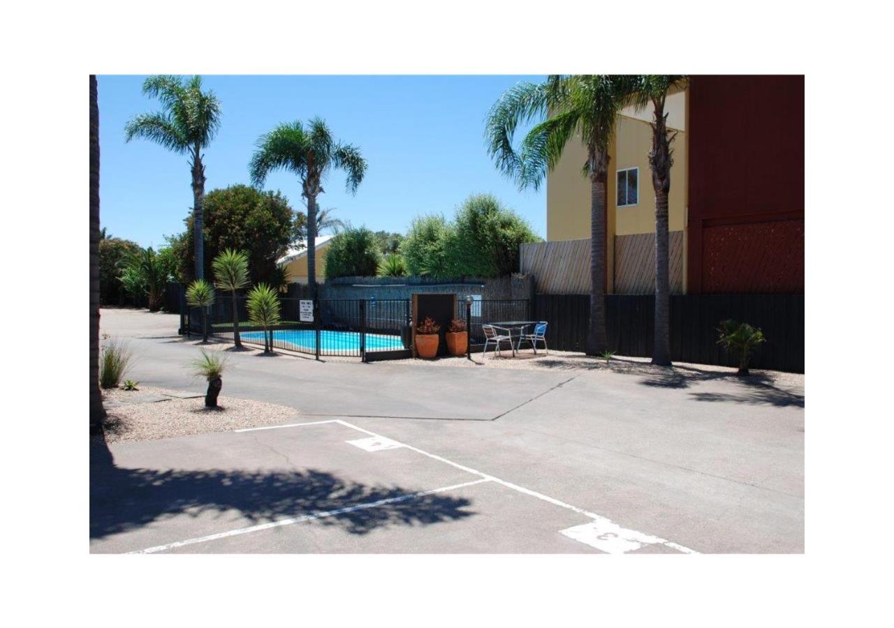 לייקס אינטרנס Cunningham Shore Motel מראה חיצוני תמונה