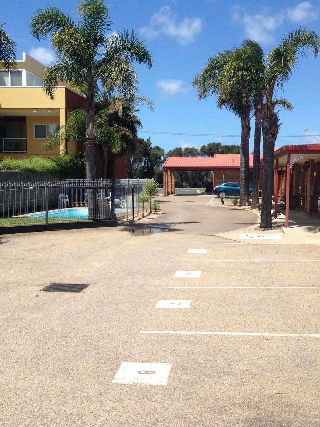 לייקס אינטרנס Cunningham Shore Motel מראה חיצוני תמונה