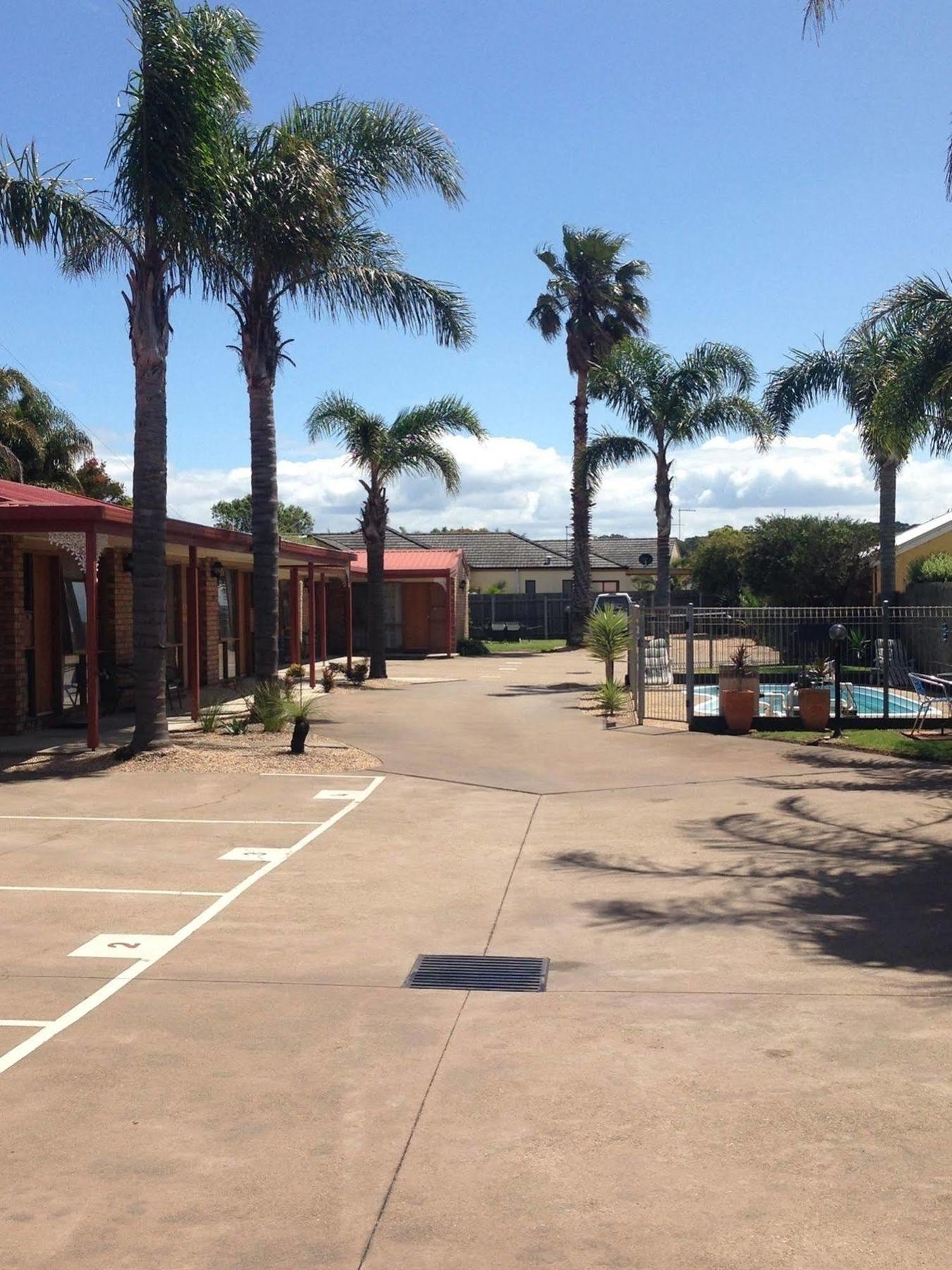 לייקס אינטרנס Cunningham Shore Motel מראה חיצוני תמונה